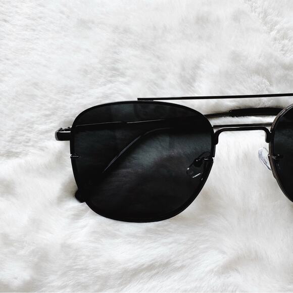 Lara Black Polarized Sunglasses - Picture 3 of 10